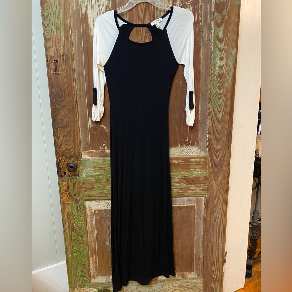 Black and off-white Key-Hole Tab Sleeve Knit Maxi